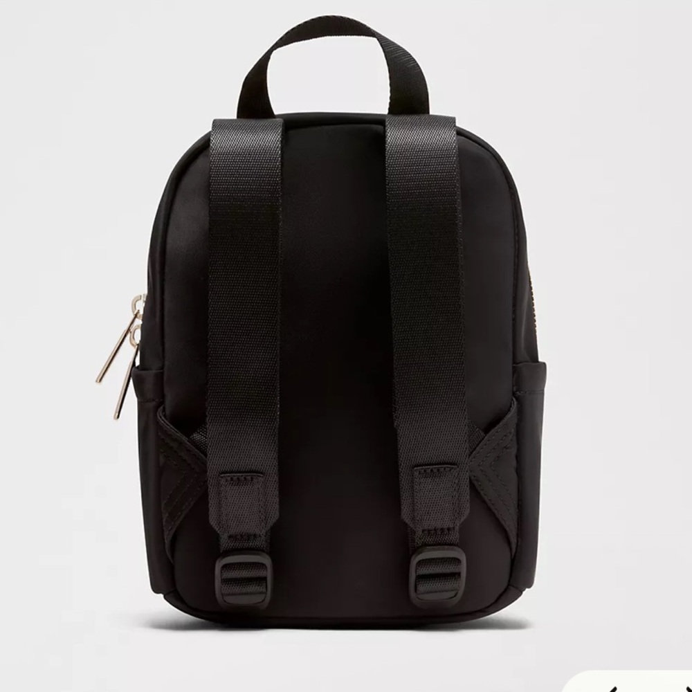 Lululemon Everywhere Backpack Mini 4L
Metal Hardware - Picture 3 of 5
